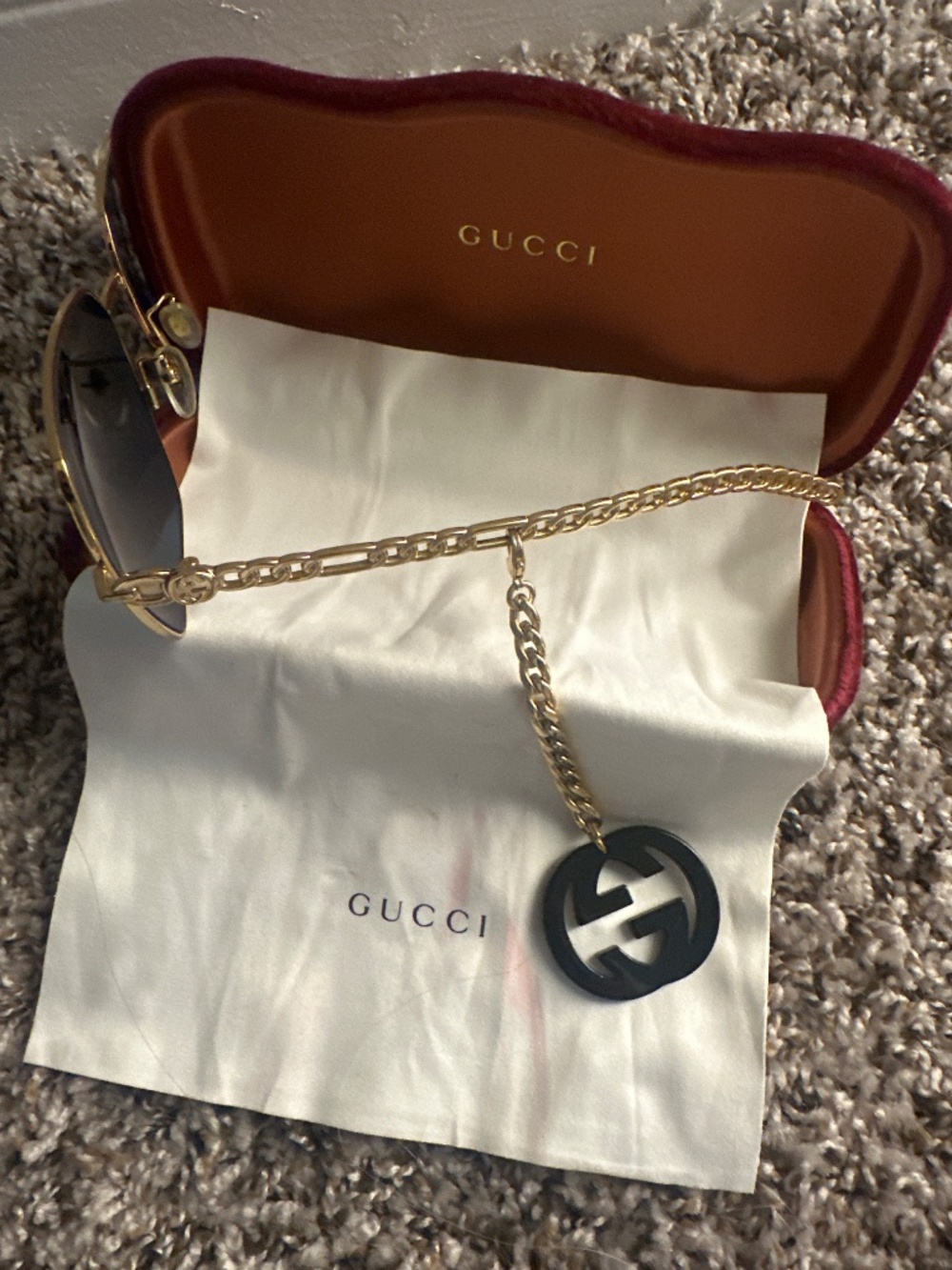 Authentic GUCCI GG0724S Sunglasses with Chain Arms and Logo Dangle Chain - Picture 3 of 4